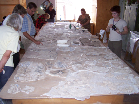 Travail de réassemblage des peintures ayant orné un pavillon datant de l'époque karakhanide 